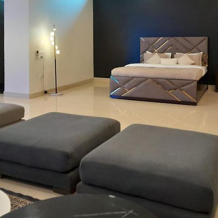 Stayvista At Wandering Vines Indoor Pool 4Bhk Luxury Villa In Delhi Sohna Exterior foto